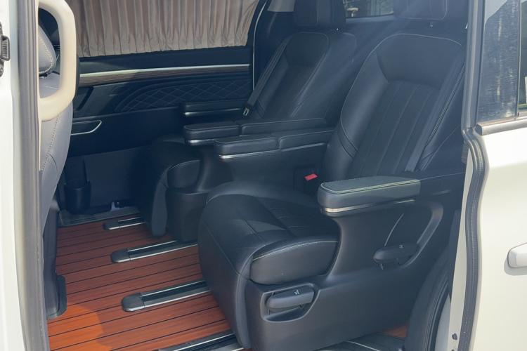 广汽传祺 传祺M8 2019款 320T 至尊版中控内饰7002