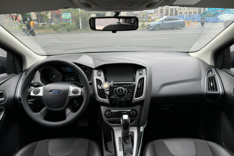 福特 福克斯 2012款 三厢 1.6L 自动风尚型中控内饰7001