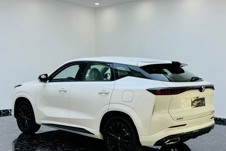 长安UNI-Z新能源 2024款 蓝鲸智电iDD 125km 领先型车身外观6002