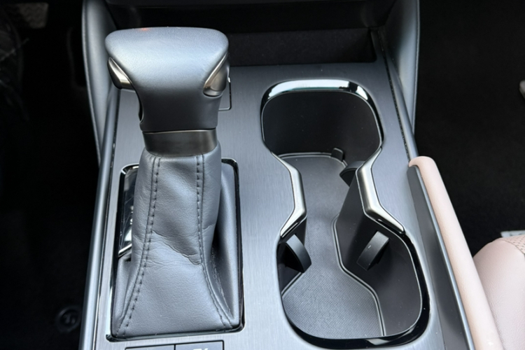 雷克萨斯ES 2022款 300h 卓越版局部细节9003