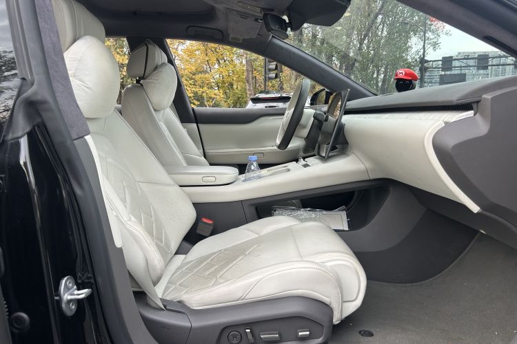 蔚来ET7 2022款 100kWh 首发版中控内饰7015