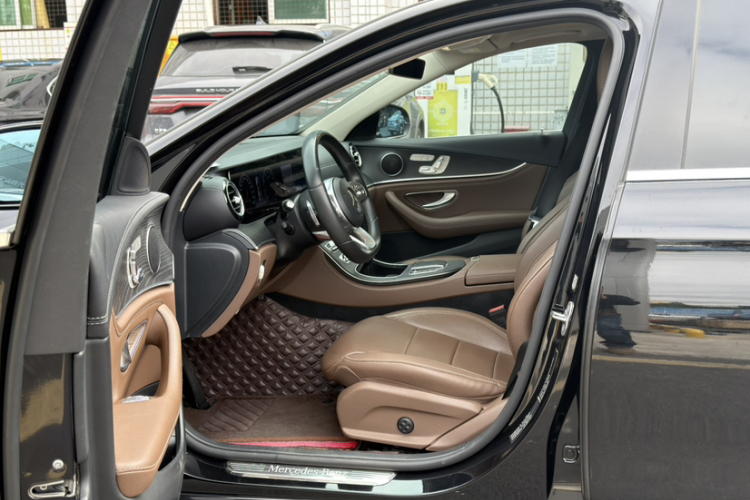 奔驰E级 2020款 改款 E 300 L 运动时尚型局部细节19