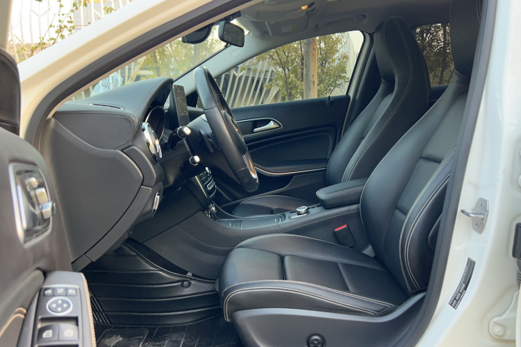 奔驰GLA 2018款 GLA 200 时尚型中控内饰7001