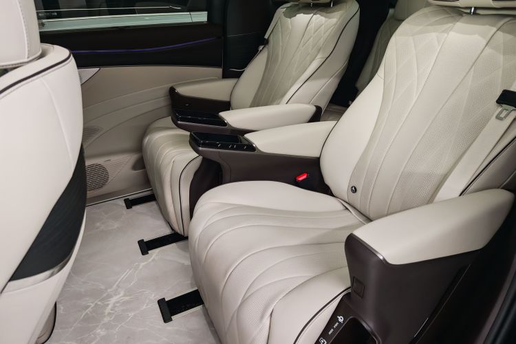 腾势D9 2024款 DM-i 980 四驱尊荣型中控内饰7015