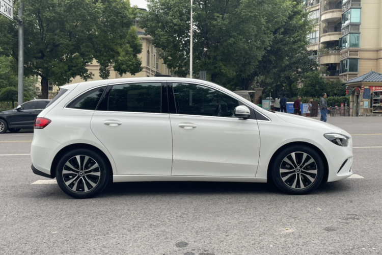 奔驰B级 2022款 改款 B 200 动感型车身外观6004