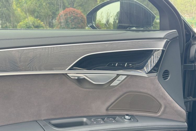 奥迪A8 2024款 A8L 50 TFSI quattro 臻选型中控内饰7006