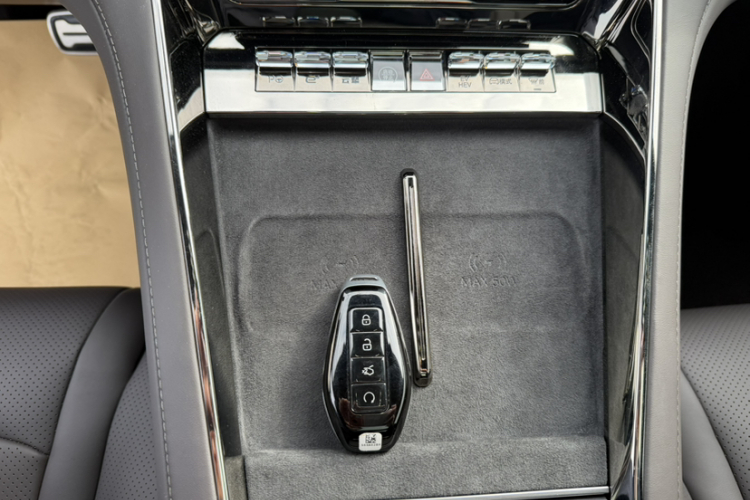 腾势Z9 2024款 1100km 四驱Ultra版中控内饰7001