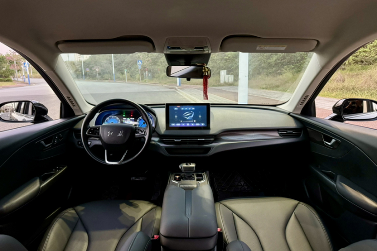 红旗E-QM5 2022款 431km 充电乐享版中控内饰7003