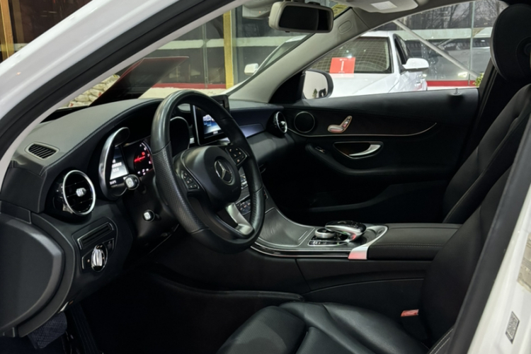 奔驰C级 2017款 改款 C 180 L 动感型运动版中控内饰7001