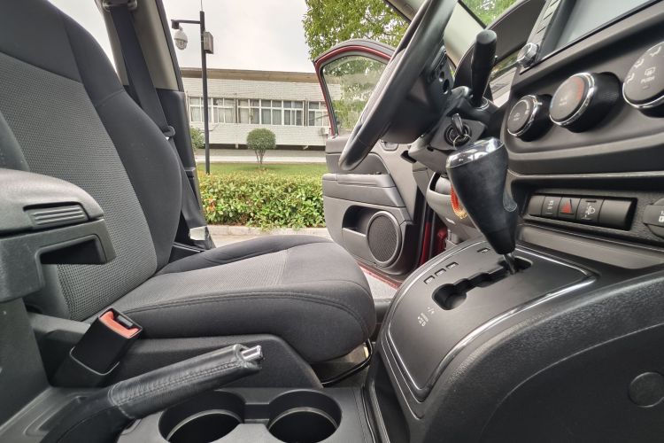 Jeep 指南者(进口) 2014款 改款 2.0L 两驱进取版中控内饰7005