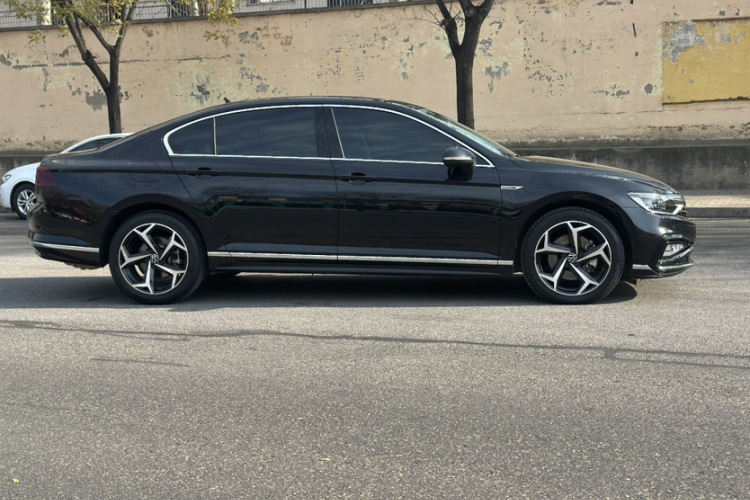 大众 迈腾 2023款 200万辆纪念版 330TSI DSG领先型车身外观6009