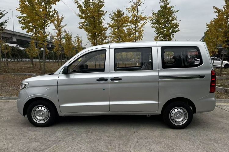 五菱汽车 五菱宏光V 2022款 1.5L劲取版电动助力LAR车身外观6003