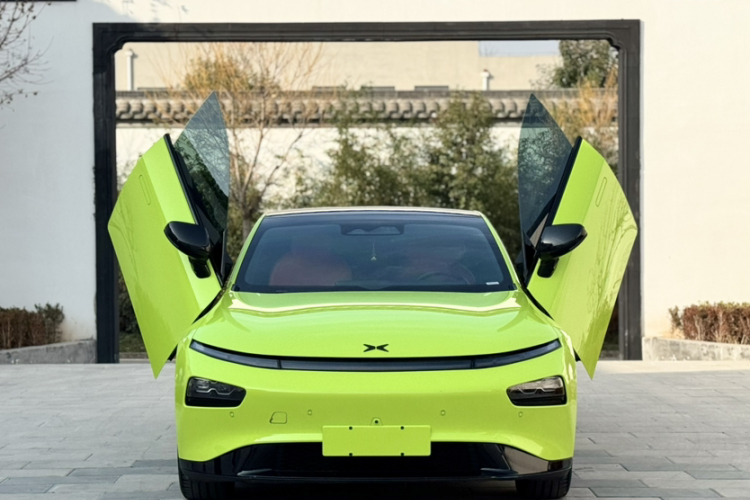 小鹏P7 2022款 670E+鹏翼版车身外观6005