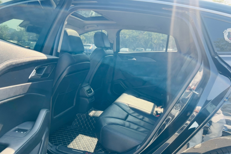 红旗H5 2020款 1.8T 自动智联旗韵版中控内饰7004