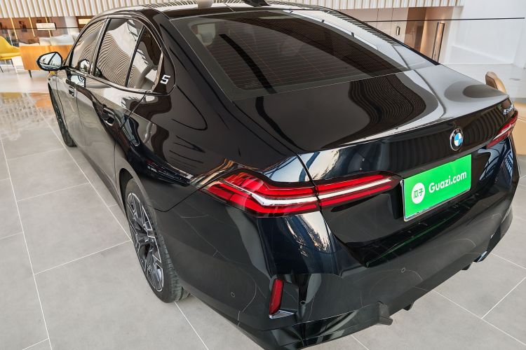 宝马5系 2026款 530Li 尊享型 M运动套装车身外观6007