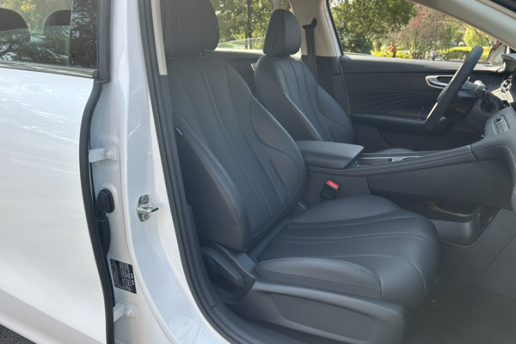 荣威D7 2025款 DMH 125km 世界冠军版中控内饰7001