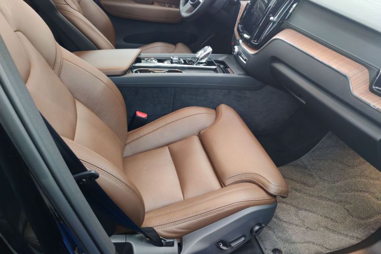 沃尔沃XC60新能源 2025款 插电式混动 长续航四驱智雅豪华版中控内饰7004