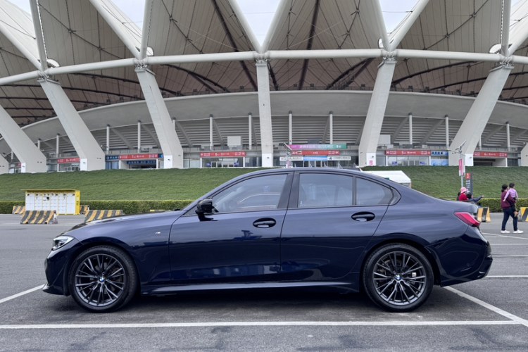宝马3系 2021款 325i M运动曜夜套装车身外观6007