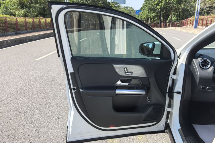 奔驰GLA 2023款 GLA 220中控内饰7005