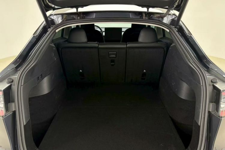 特斯拉 Model Y 2024款 长续航全轮驱动版中控内饰7001
