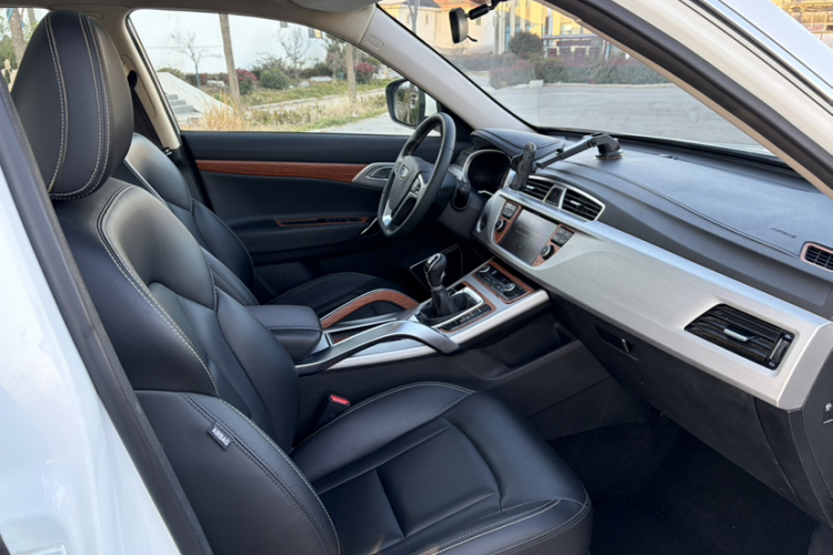 吉利汽车 博越 2016款 2.0L 手动智联型中控内饰7002