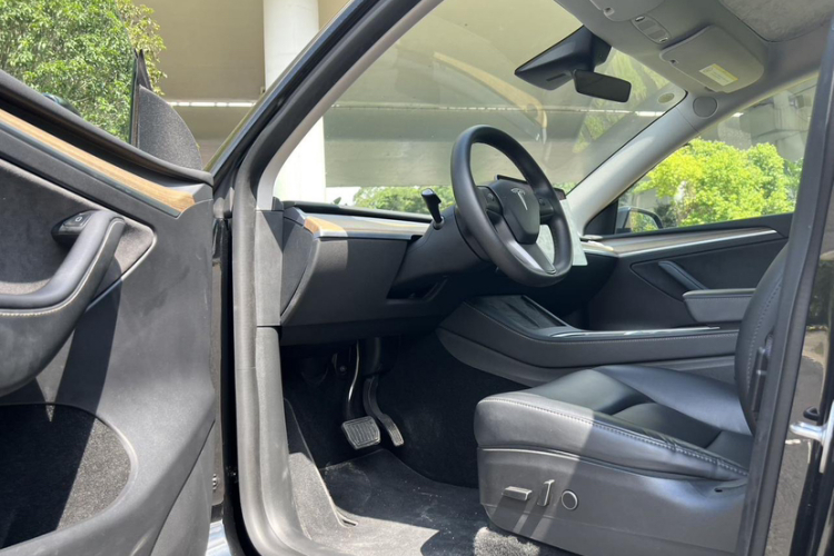 特斯拉 Model Y 2022款 长续航全轮驱动版中控内饰7001