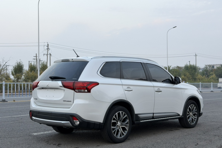 三菱 欧蓝德 2016款 2.4L 四驱精英版 5座车身外观6005