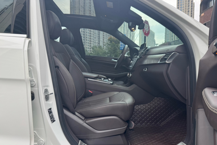 奔驰GLE 2017款 GLE 320 4MATIC 动感型中控内饰7002