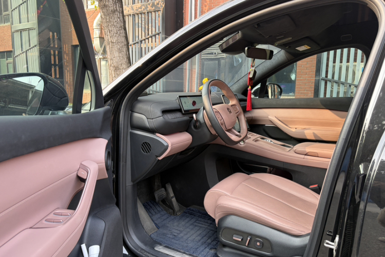 蔚来EC6 2024款 75kWh中控内饰7002