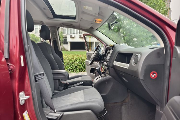 Jeep 指南者(进口) 2014款 改款 2.0L 两驱进取版中控内饰7008