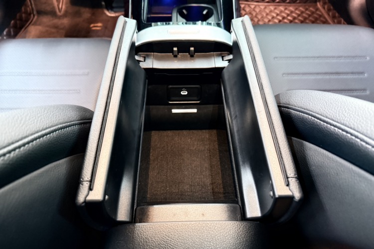 奔驰C级 2022款 改款 C 260 L 运动版中控内饰7001