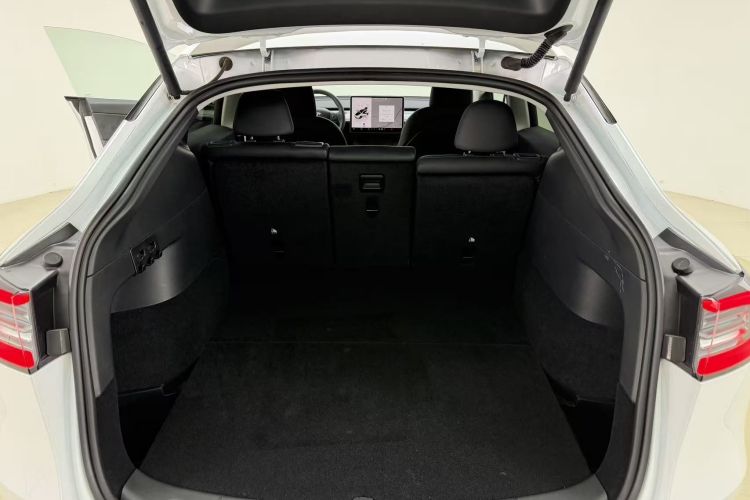 特斯拉 Model Y 2023款 长续航全轮驱动版中控内饰7001