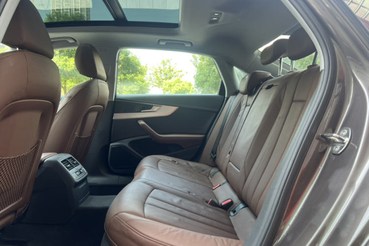 奥迪A4L 2018款 30周年年型 40 TFSI 时尚型中控内饰7003