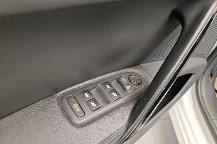 标致508 2013款 2.3L 两周年纪念 自动旗舰版中控内饰7005