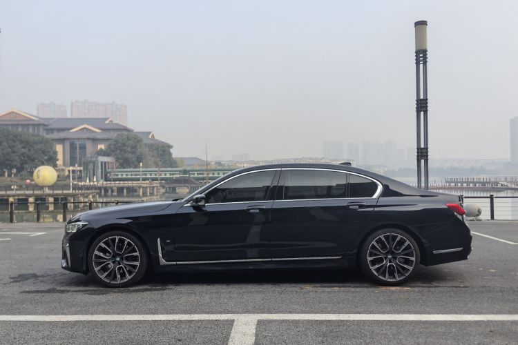 宝马7系 2021款 740Li 领先型 M运动套装车身外观6004