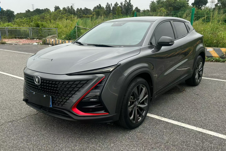 长安UNI-T 2020款 1.5T 尊贵型车身外观6004