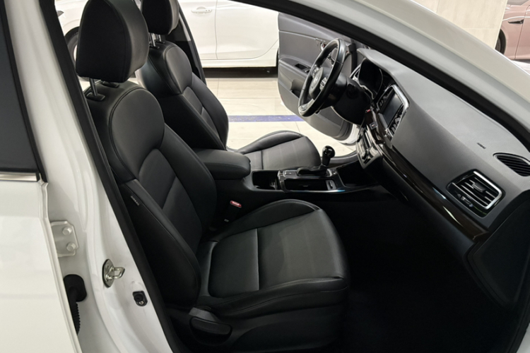 起亚K4 2014款 1.8L 自动DLX中控内饰7012