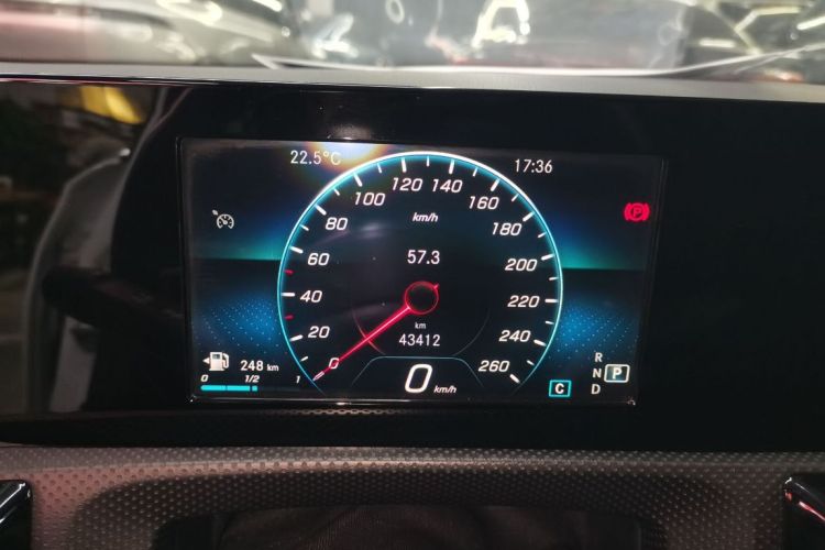 奔驰A级 2019款 改款 A 180 L 运动轿车中控内饰15