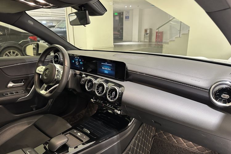 奔驰A级 2019款 A 180 L 运动轿车中控内饰7010