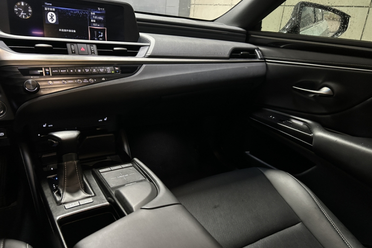 雷克萨斯ES 2018款 200 卓越版 国V中控内饰7009