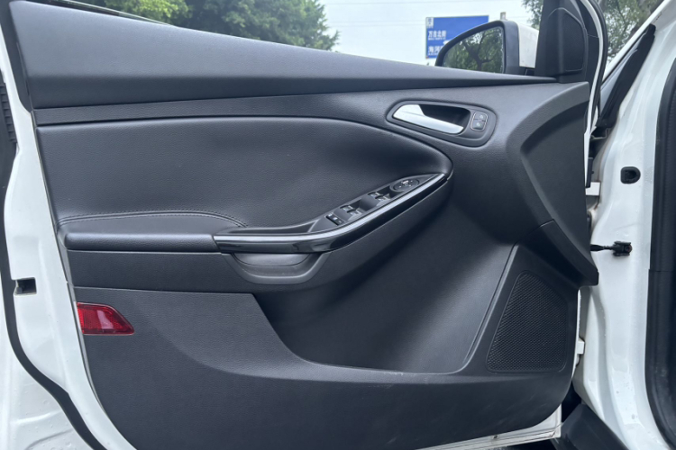 福特 福克斯 2017款 两厢 1.6L 自动风尚型智行版中控内饰7004