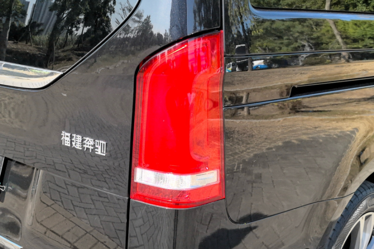 奔驰V级 2020款 V 260 领航版车身外观6006