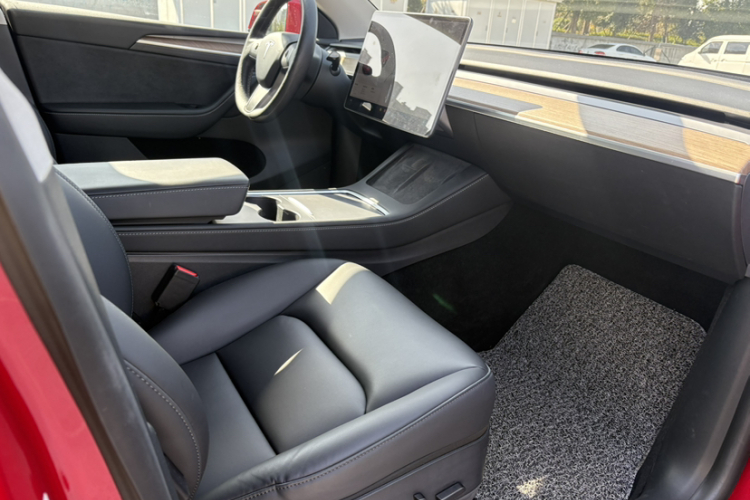 特斯拉 Model Y 2021款 长续航全轮驱动版中控内饰7002