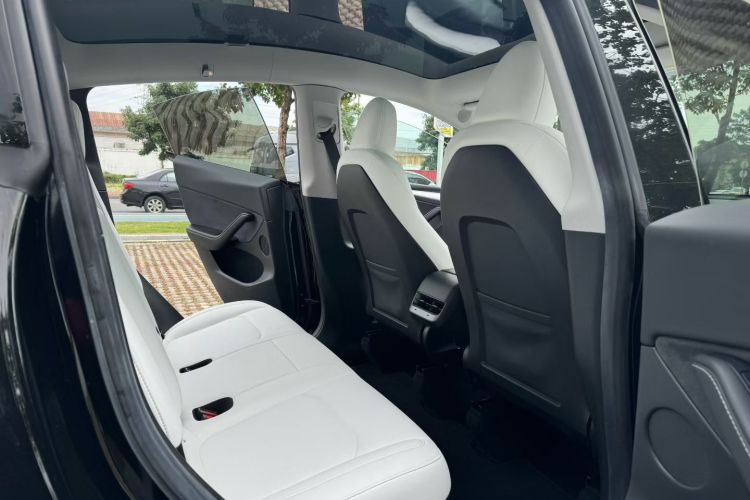 特斯拉 Model Y 2022款 改款 后轮驱动版中控内饰7003