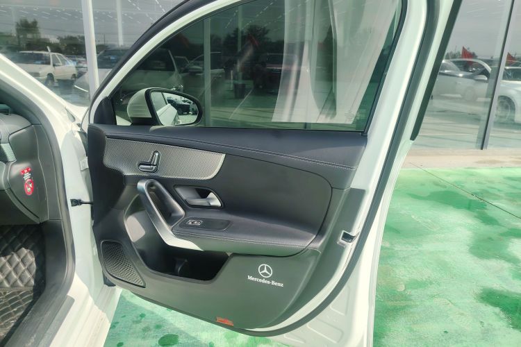 奔驰A级 2023款 A 180 L中控内饰7005