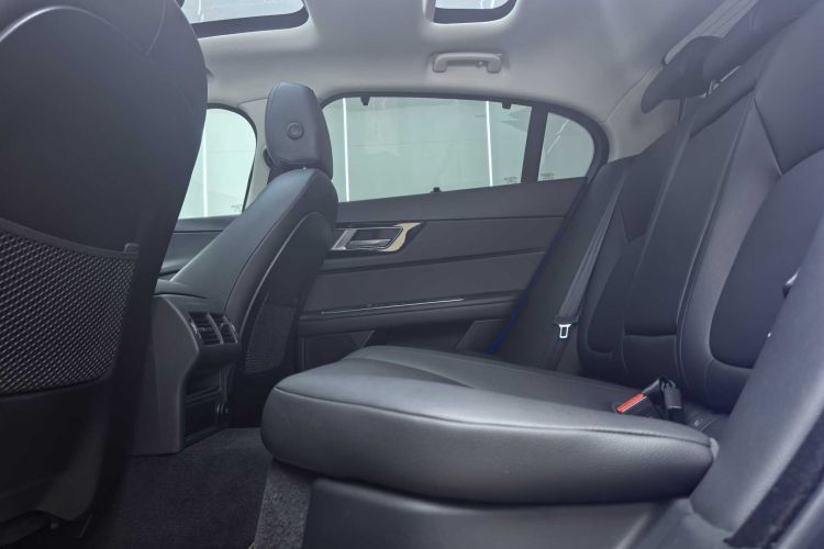 捷豹XEL 2019款 2.0T 200PS 精英版中控内饰7001