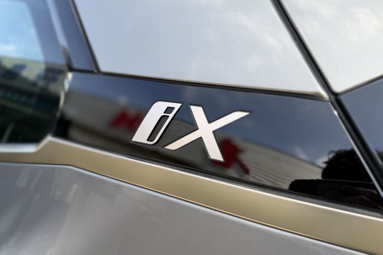 宝马iX 2022款 M60车身外观6006