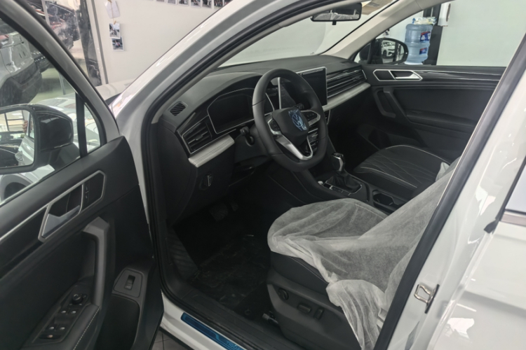 大众 途观L 2025款 出众款 300TSI 自动两驱龙腾版中控内饰7002