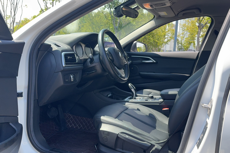 宝马1系 2020款 120i 时尚型中控内饰7001