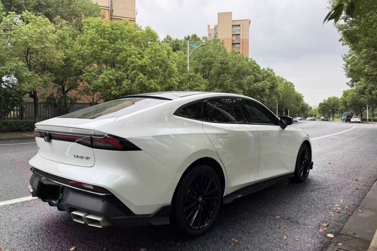 长安UNI-V 2024款 1.5T 尊贵运动型车身外观6001